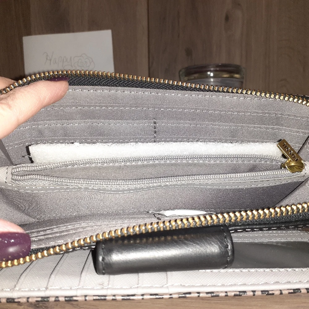 #132 Fossil Wristlet Wallet - Picture 5 of 6
